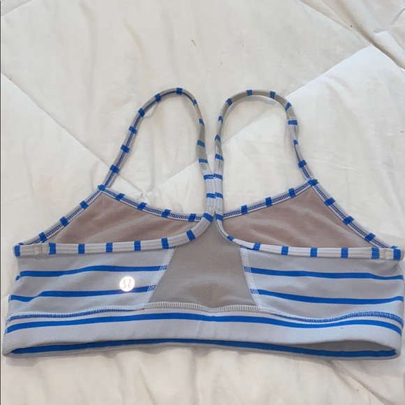 Lulu sports bra with removable padding - Picture 2 of 3